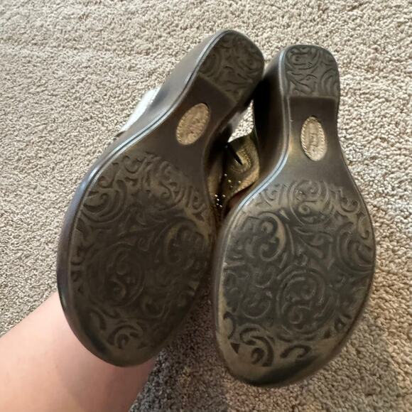 Clarks Artisan Gold Embellished Thong Sandals w/ Short Heel Size 7 Leather - Picture 5 of 12